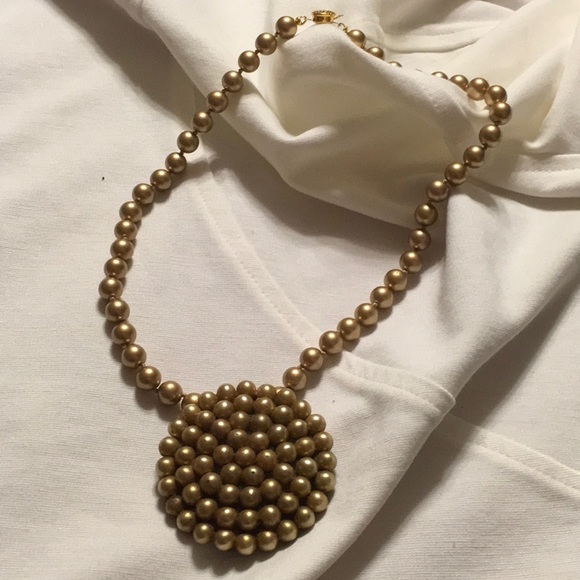 EUC Goldtone Pearls with center circle of Goldtone pearls. 15”clasp. No extender - Picture 2 of 5